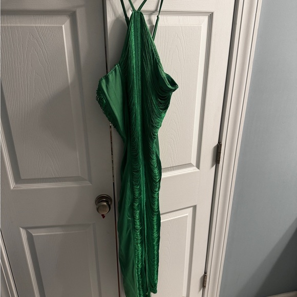 Elegant Green Evening Dress - Picture 2 of 3